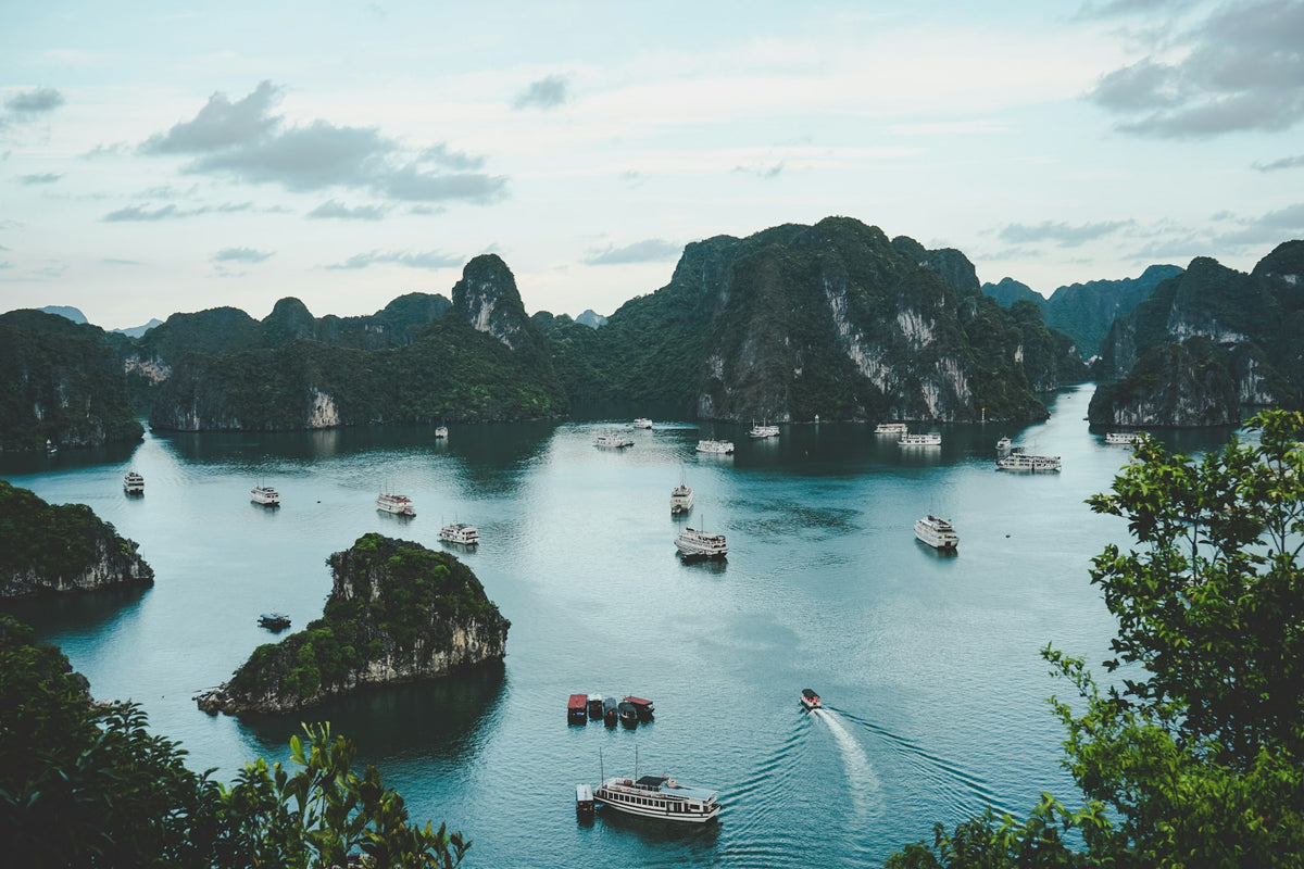 Bateaux entre les pitons karstiques de la baie d'Hạ Long, Vietnam
