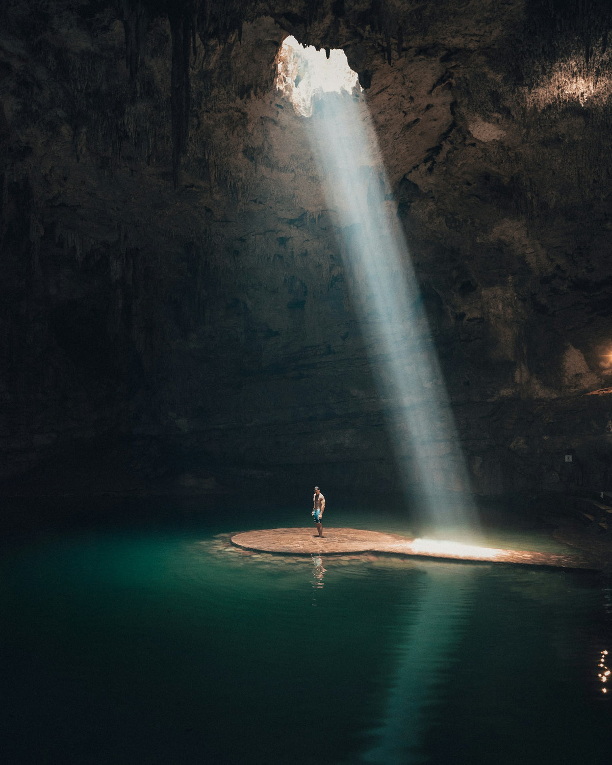 Cenote souterrain aux eaux turquoise, Yucatán