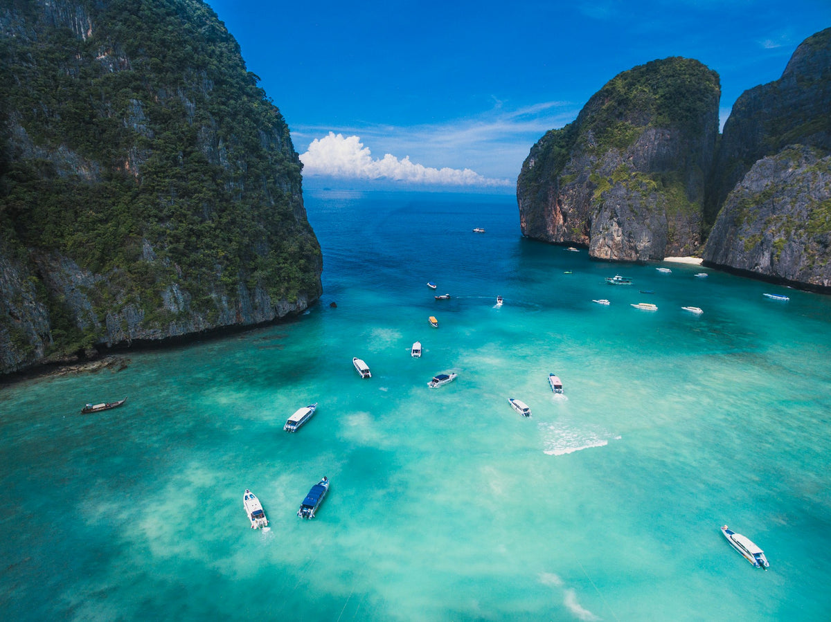 Bateaux sur l'eau turquoise de Maya Bay, Thaïlande