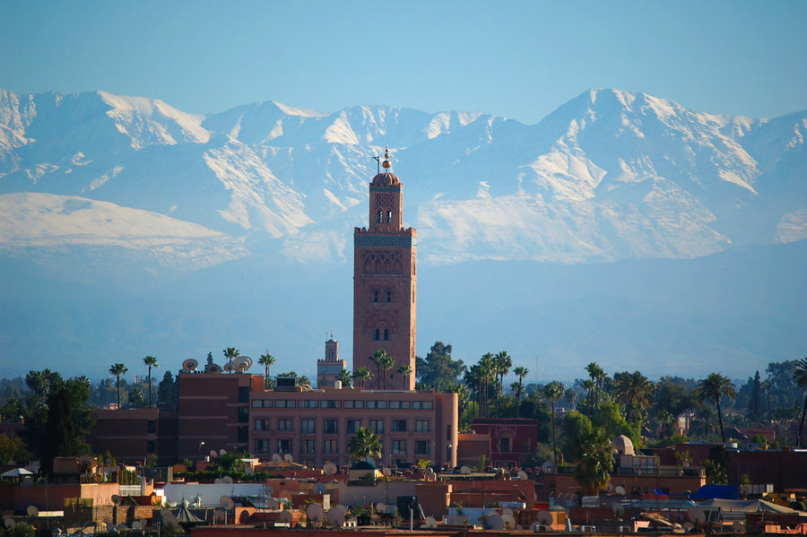Minaret de la Koutoubia devant l'Atlas enneigé, Marrakech