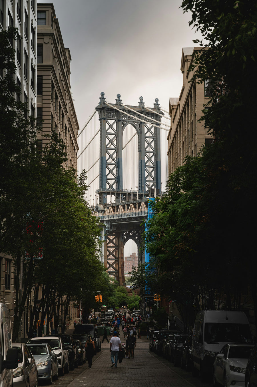 Le pont de Manhattan vu depuis une rue de DUMBO, New York